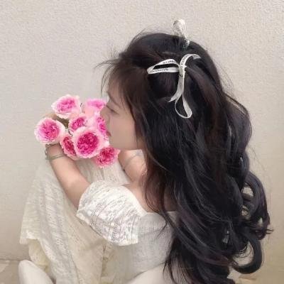 颁奖典礼后台实拍：当红小花机场牵手女助理，公司火速否认